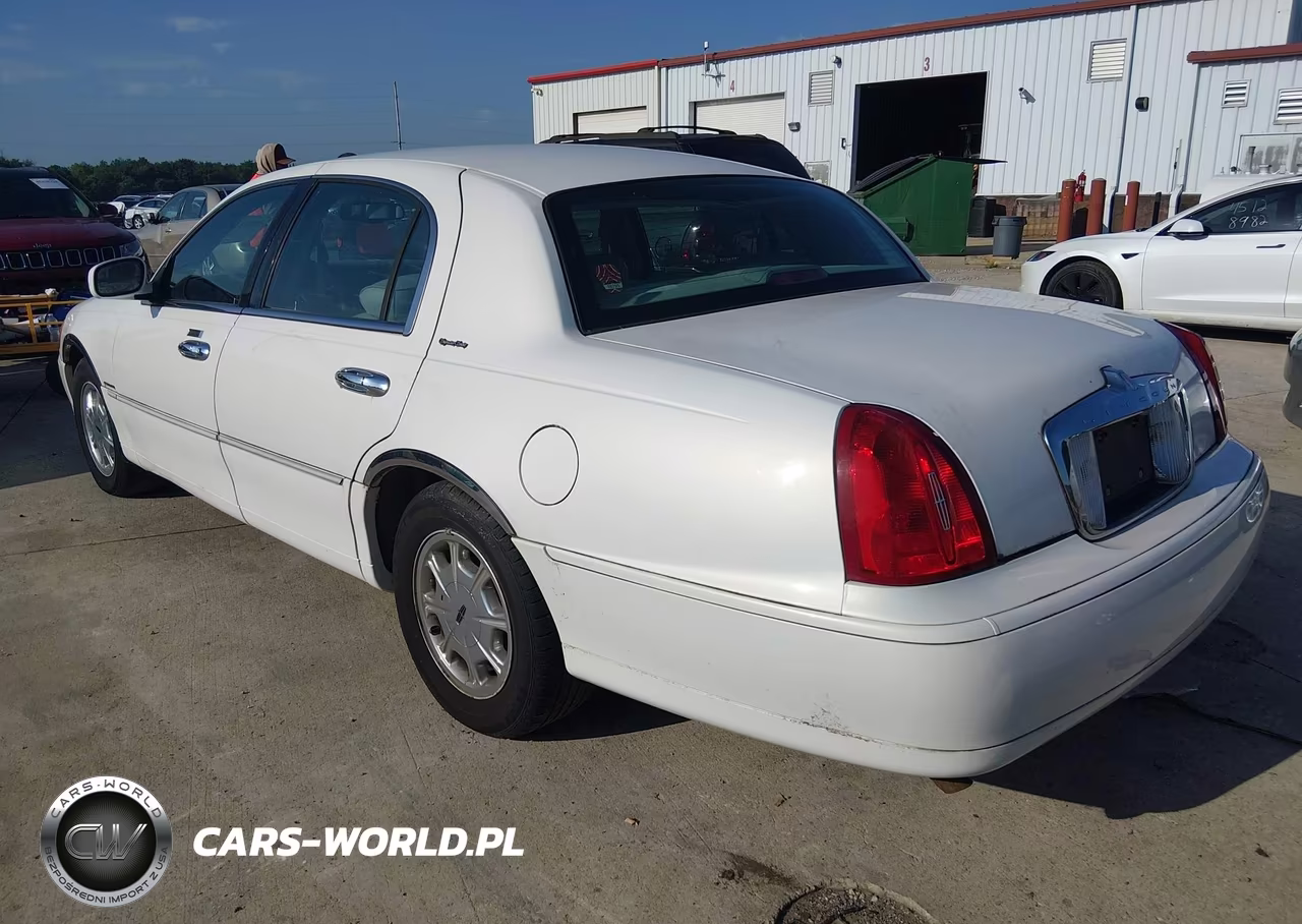 1998 Lincoln Town Car Signature VIN:1LNFM82W6WY684718 - 3