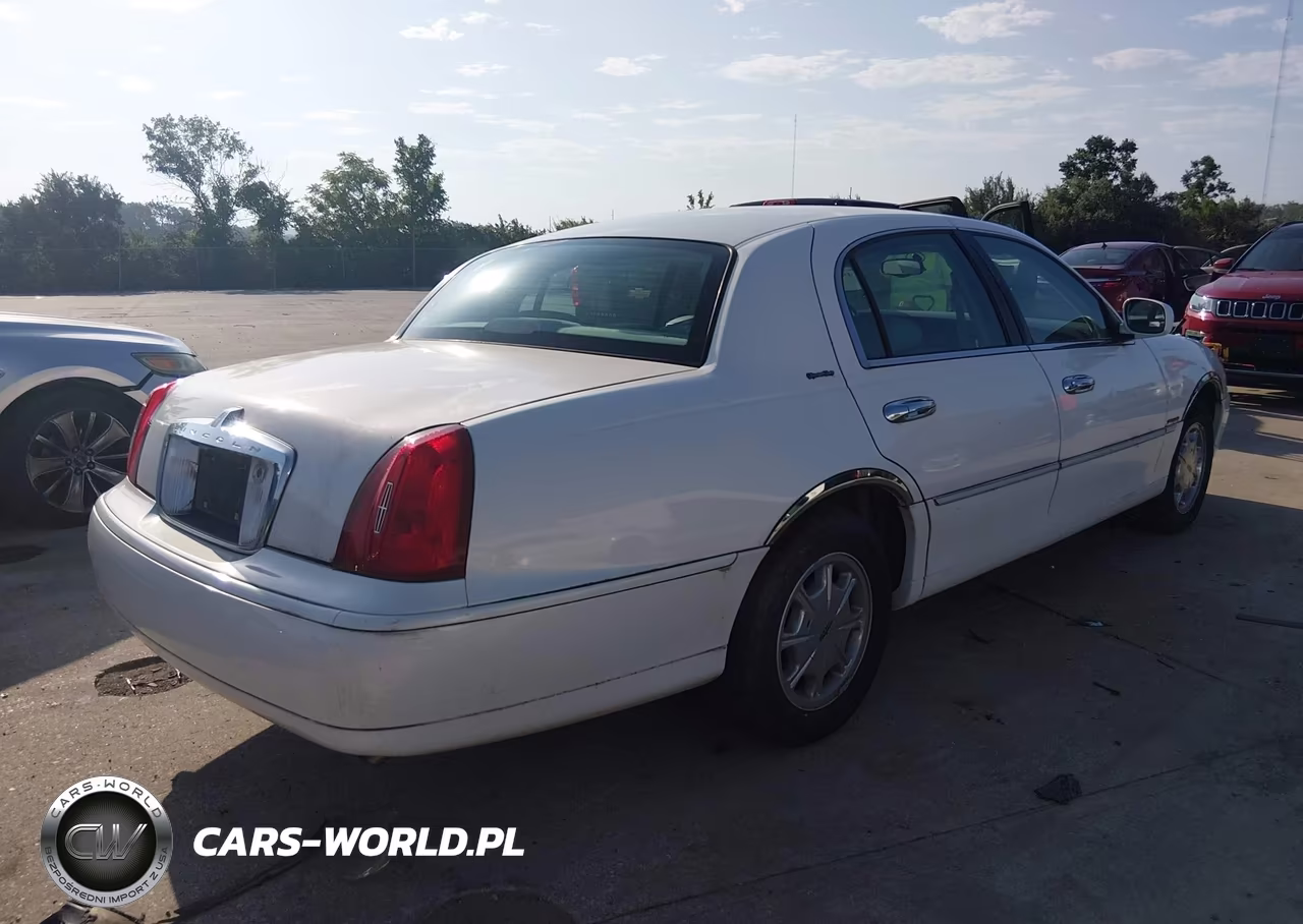 1998 Lincoln Town Car Signature VIN:1LNFM82W6WY684718 - 4