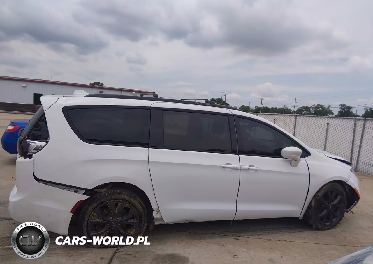 2018 Chrysler Pacifica Touring L VIN:2C4RC1BG4JR155365 - 13