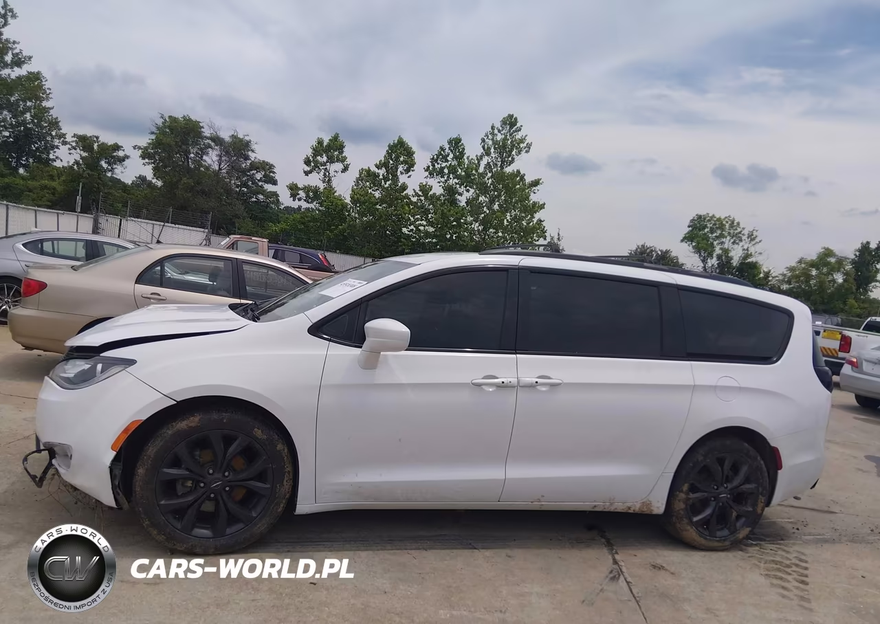 2018 Chrysler Pacifica Touring L VIN:2C4RC1BG4JR155365 - 14