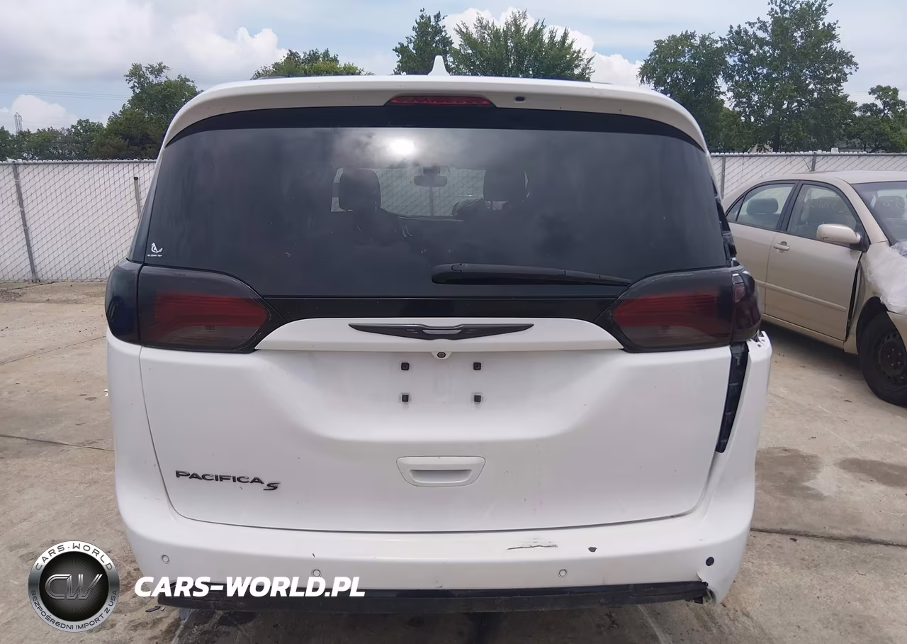 2018 Chrysler Pacifica Touring L VIN:2C4RC1BG4JR155365 - 16