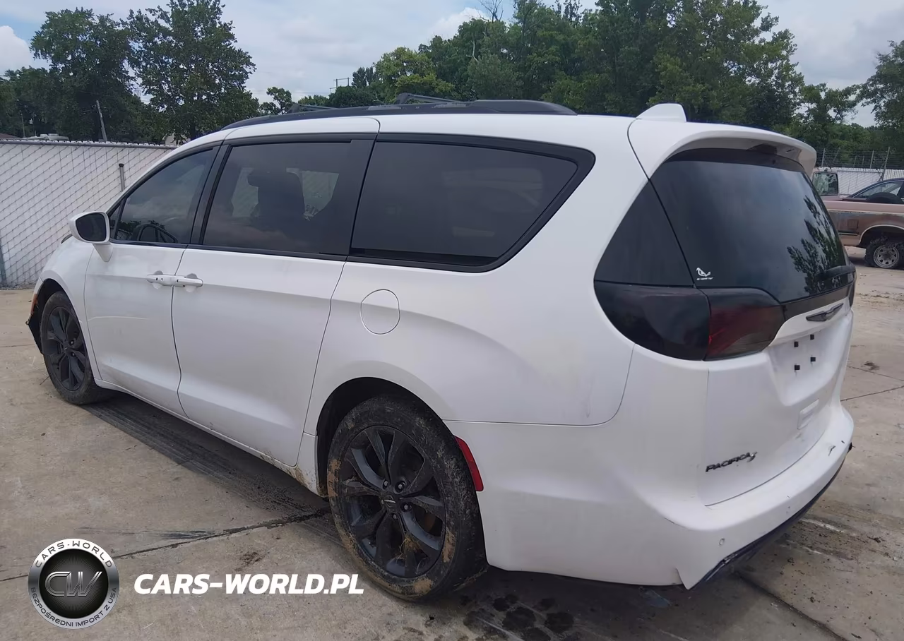 2018 Chrysler Pacifica Touring L VIN:2C4RC1BG4JR155365 - 3