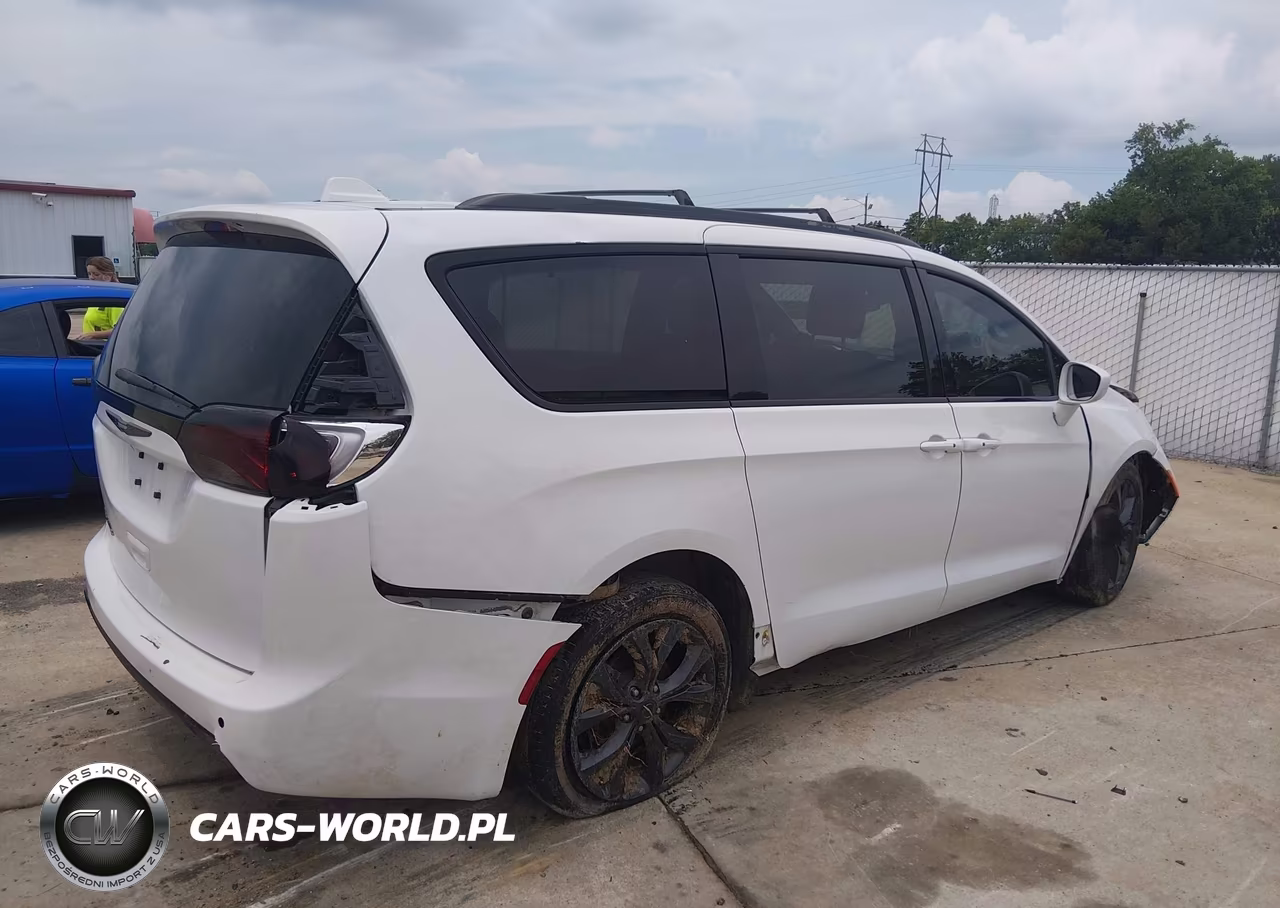2018 Chrysler Pacifica Touring L VIN:2C4RC1BG4JR155365 - 4