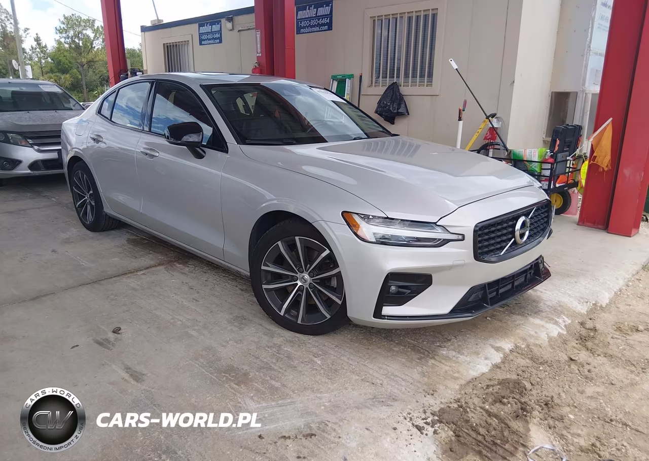 2022 Volvo S60 B5 Momentum – zdjęcie 1 z 16