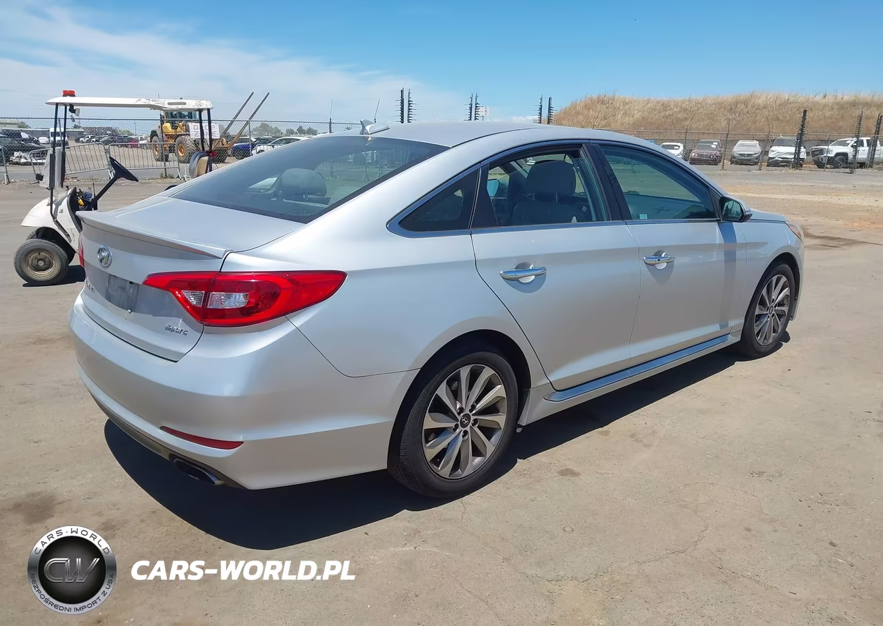 2016 Hyundai Sonata Sport VIN:5NPE34AF8GH413305 - 4