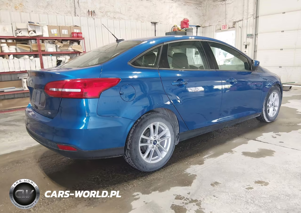 2018 Ford Focus Se VIN:1FADP3F29JL329101 - 4