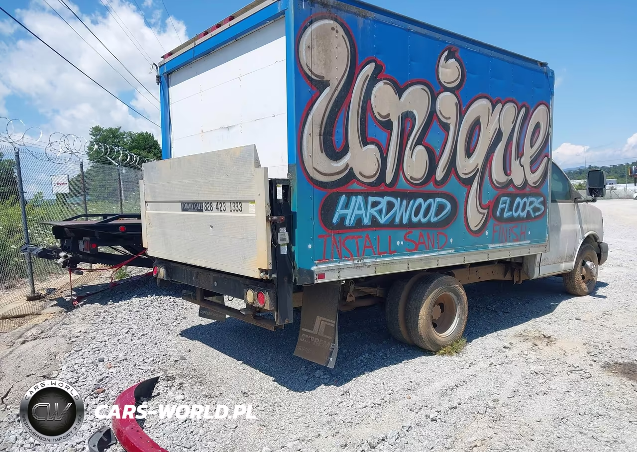 2009 Chevrolet Express Cutaway Work Van VIN:1GBHG31C791177424 - 4