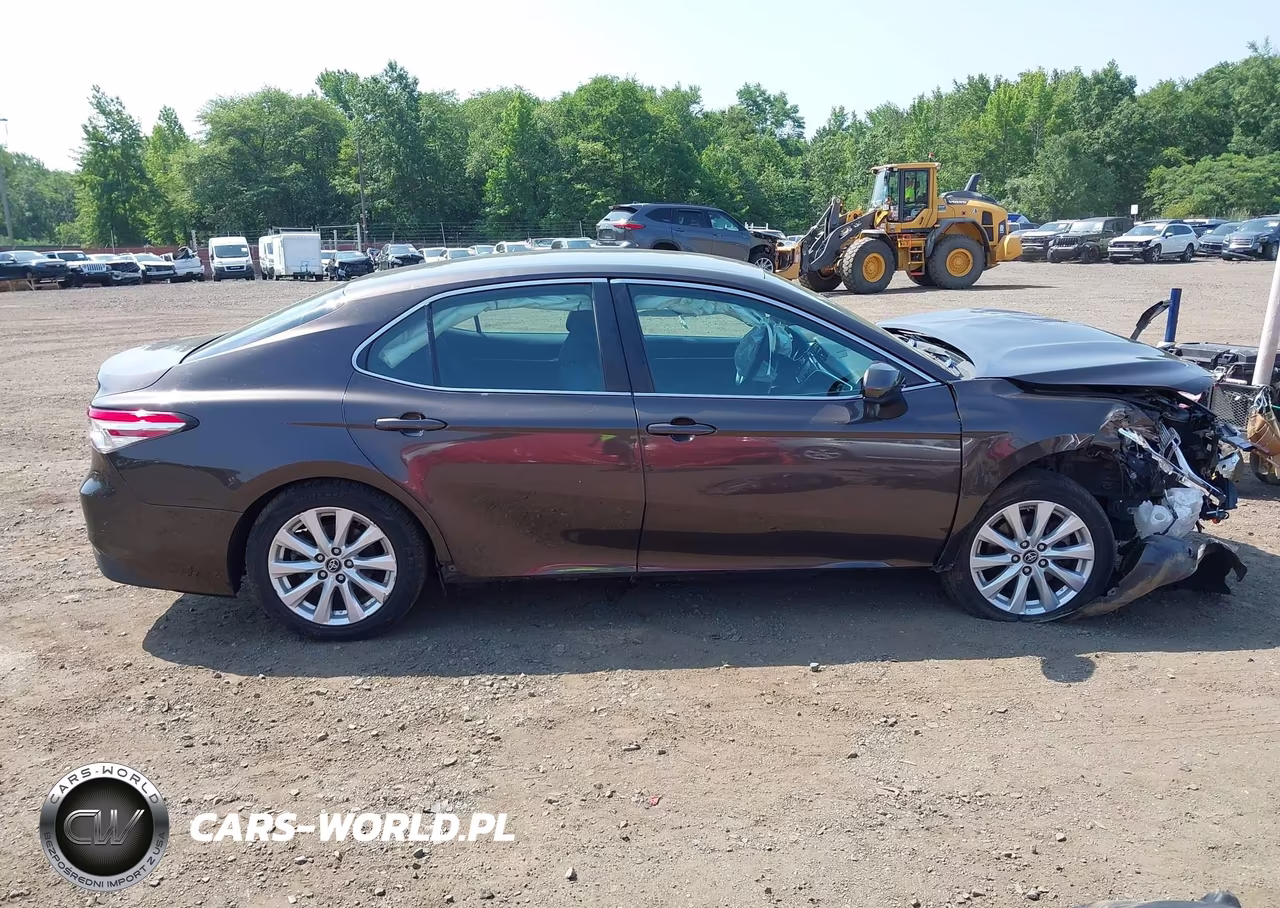 2018 Toyota Camry Le VIN:4T1B11HK1JU079900 - 13