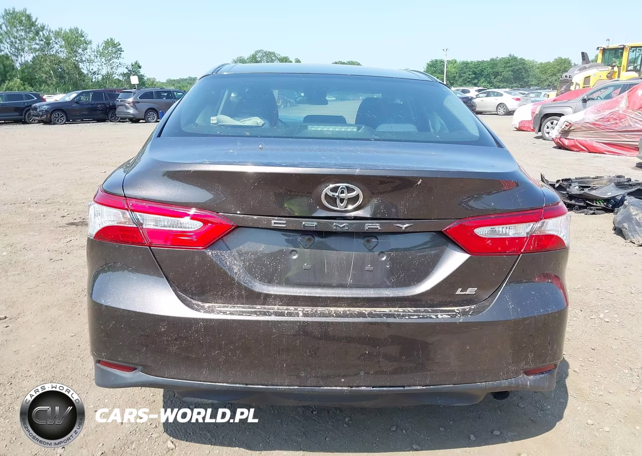 2018 Toyota Camry Le VIN:4T1B11HK1JU079900 - 16