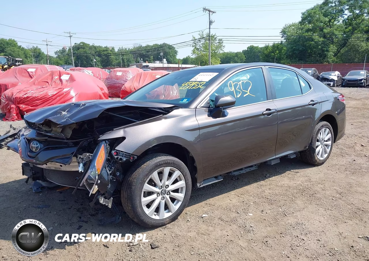2018 Toyota Camry Le VIN:4T1B11HK1JU079900 - 18