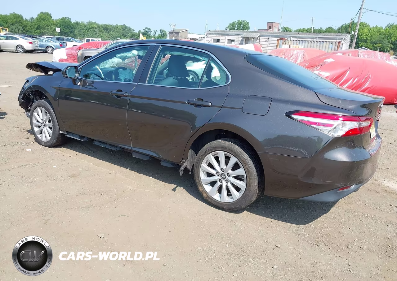 2018 Toyota Camry Le VIN:4T1B11HK1JU079900 - 3