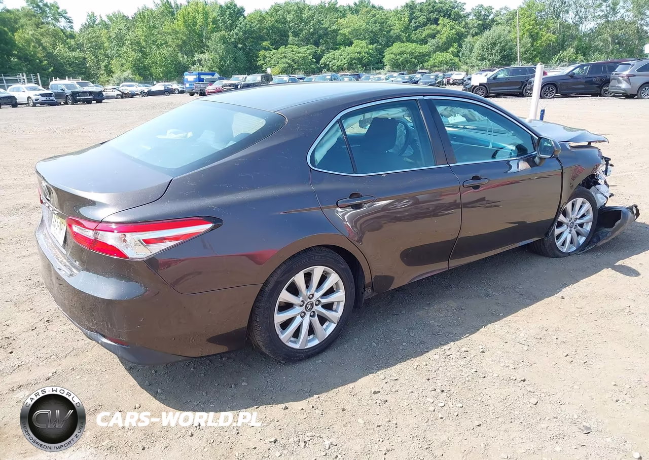 2018 Toyota Camry Le VIN:4T1B11HK1JU079900 - 4