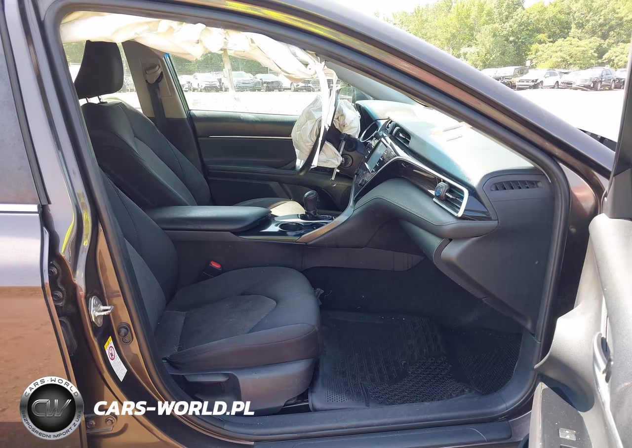 2018 Toyota Camry Le VIN:4T1B11HK1JU079900 - 5