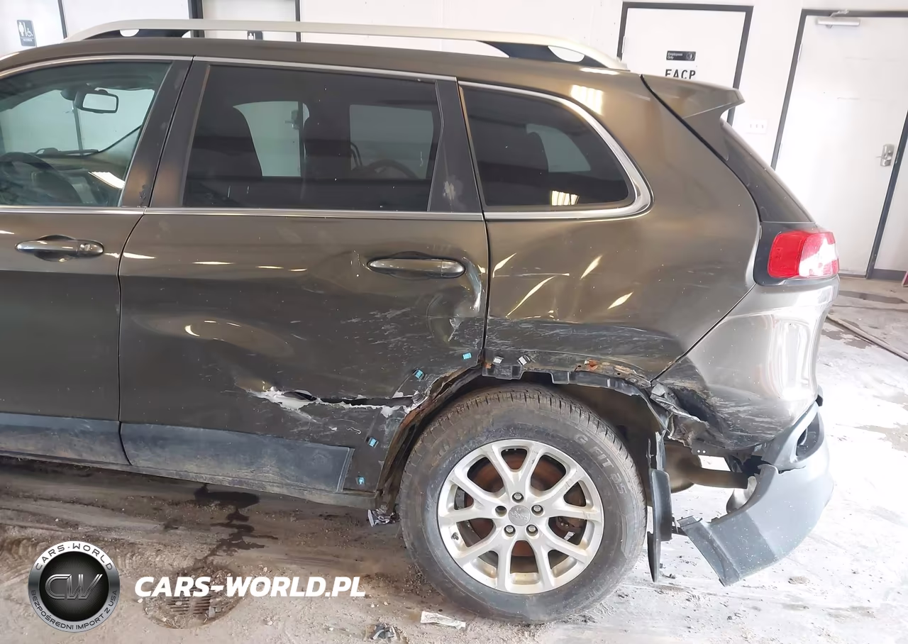 2015 Jeep Cherokee Latitude VIN:1C4PJMCS1FW521623 - 6
