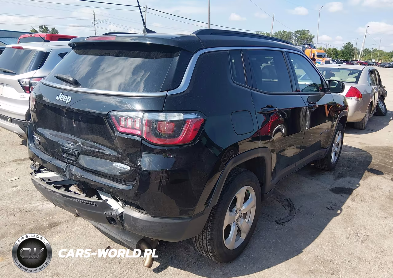 2019 Jeep Compass Latitude 4X4 VIN:3C4NJDBB8KT696430 - 4