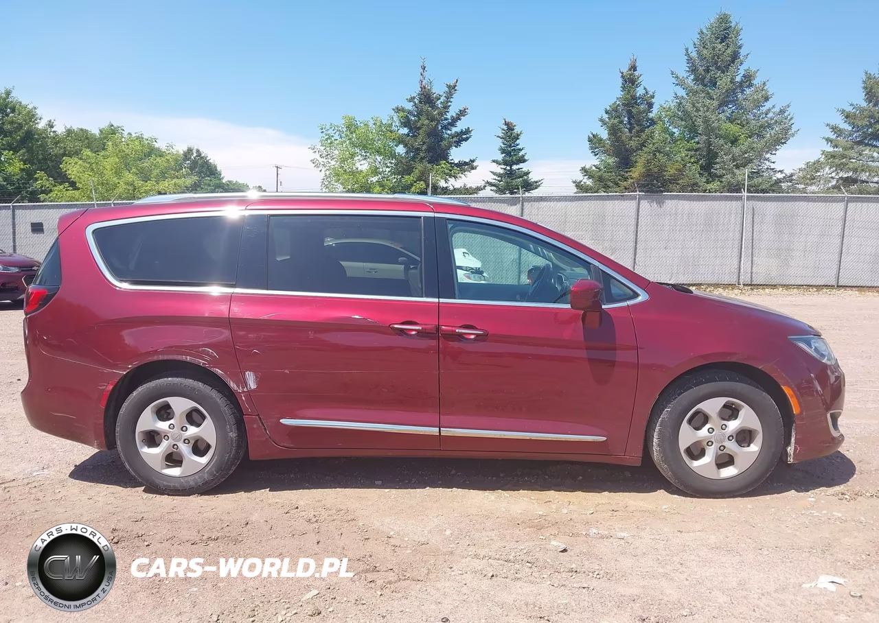 2017 Chrysler Pacifica Touring-L Plus VIN:2C4RC1EG8HR659343 - 13