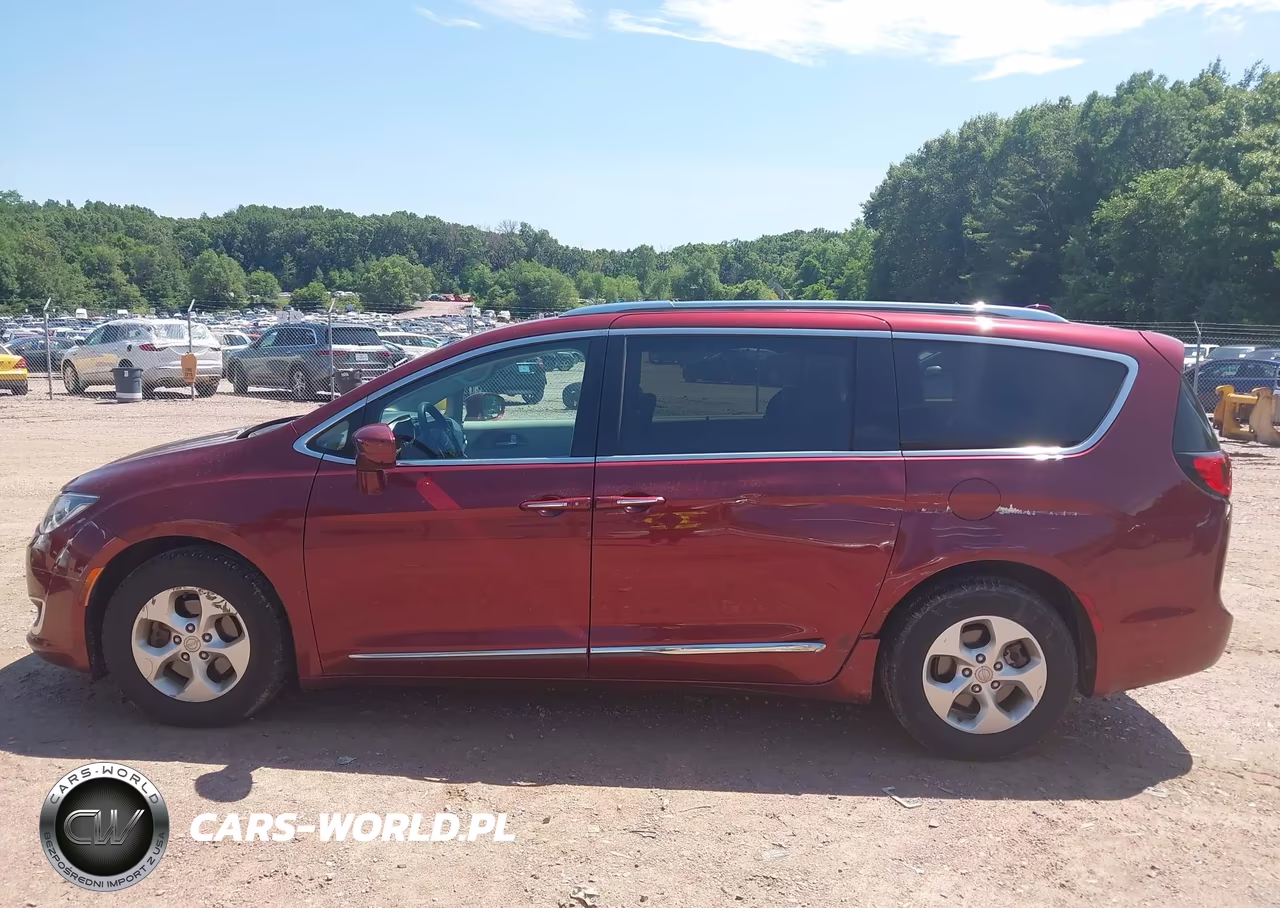 2017 Chrysler Pacifica Touring-L Plus VIN:2C4RC1EG8HR659343 - 14