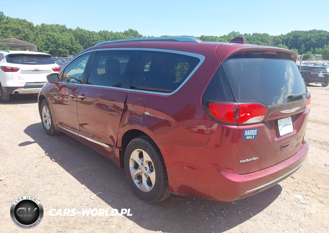2017 Chrysler Pacifica Touring-L Plus VIN:2C4RC1EG8HR659343 - 3