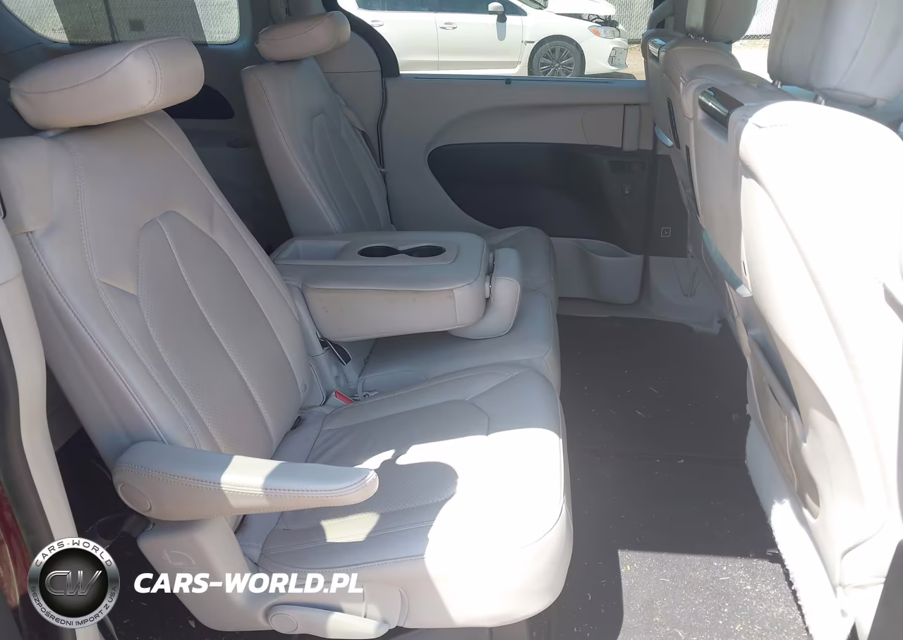 2017 Chrysler Pacifica Touring-L Plus VIN:2C4RC1EG8HR659343 - 8