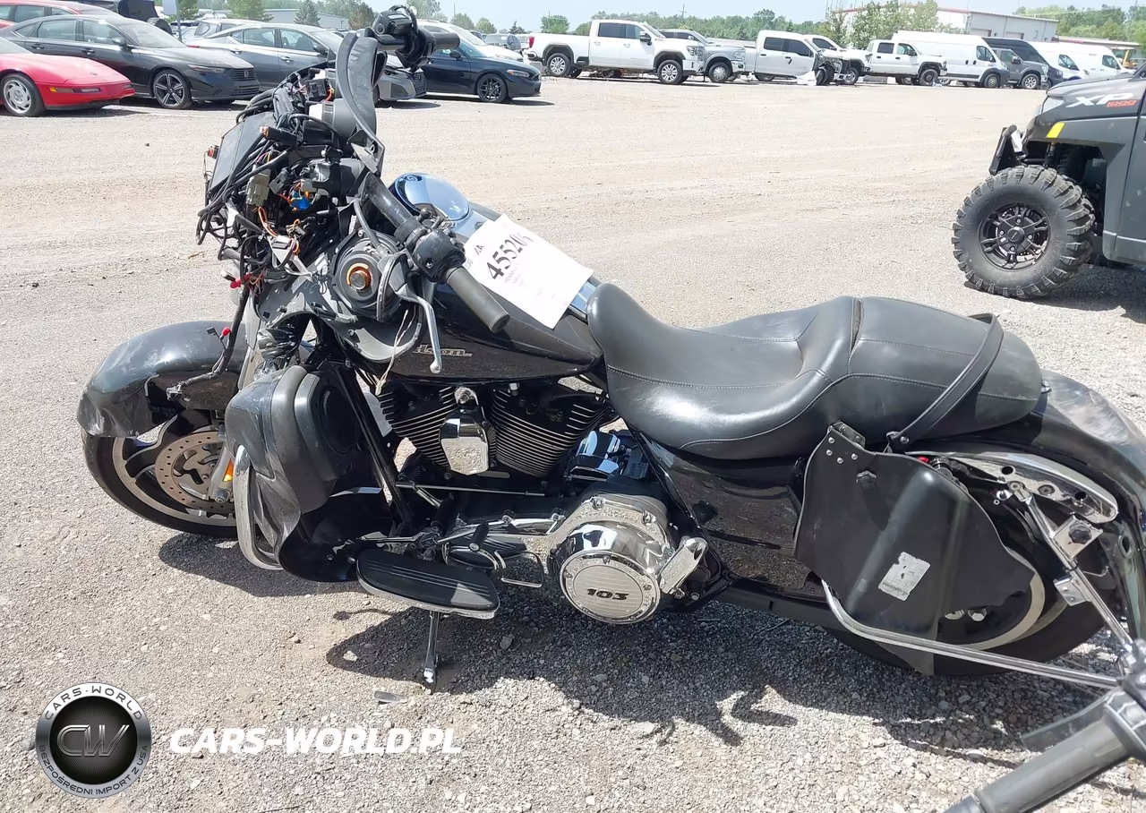 2013 Harley-Davidson Flhx Street Glide VIN:1HD1KBM16DB644947 - 3