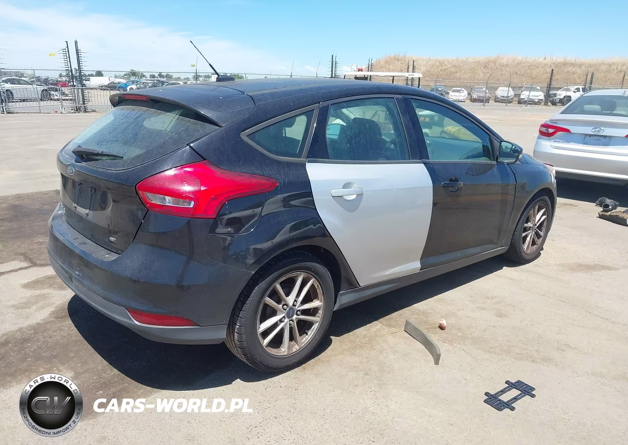 2017 Ford Focus Se VIN:1FADP3K28HL245660 - 4