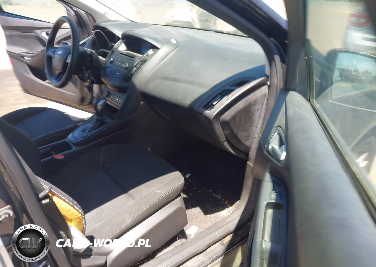 2017 Ford Focus Se VIN:1FADP3K28HL245660 - 5