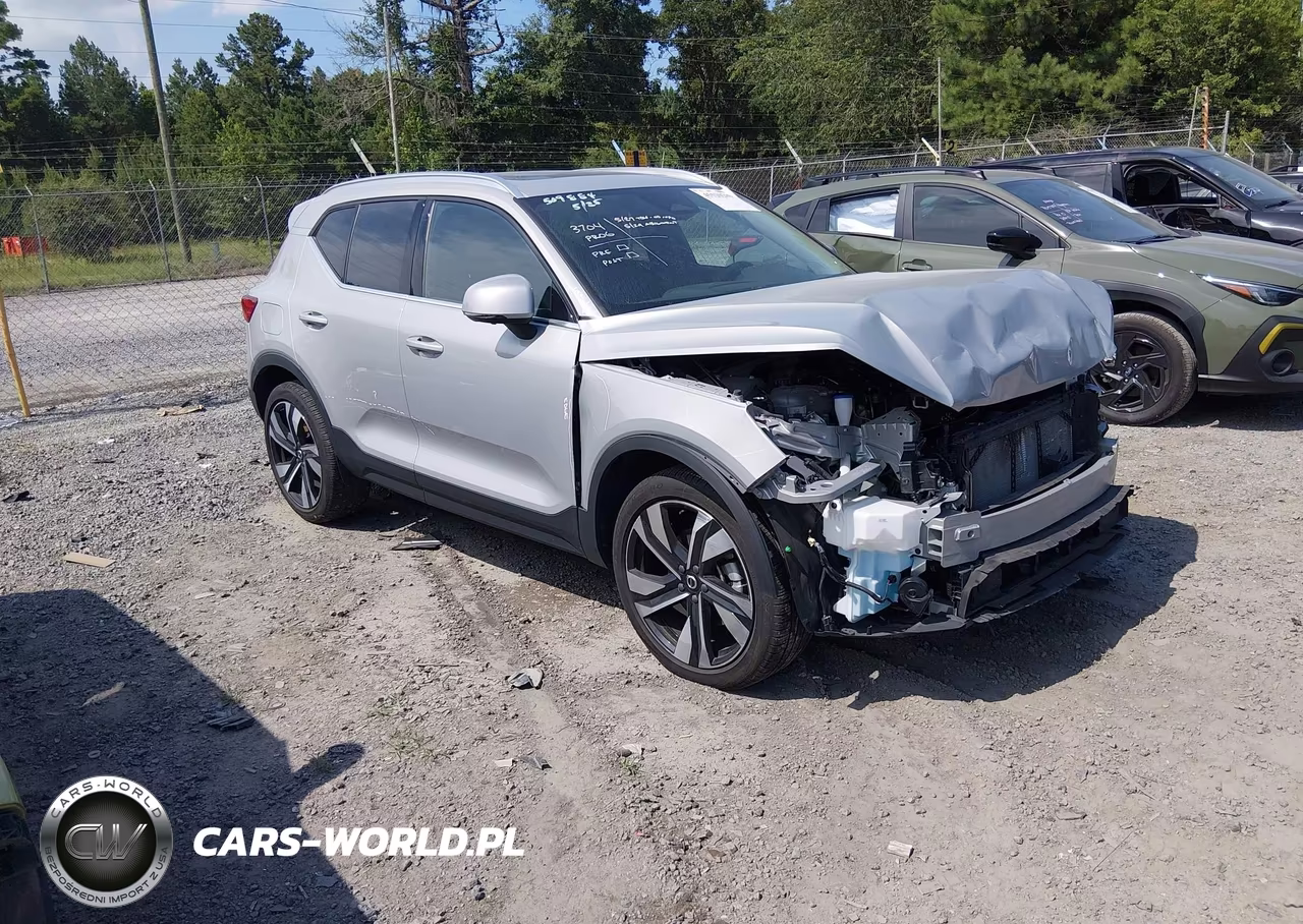 2025 Volvo Xc40 B5 Plus Bright Theme – zdjęcie 1 z 17