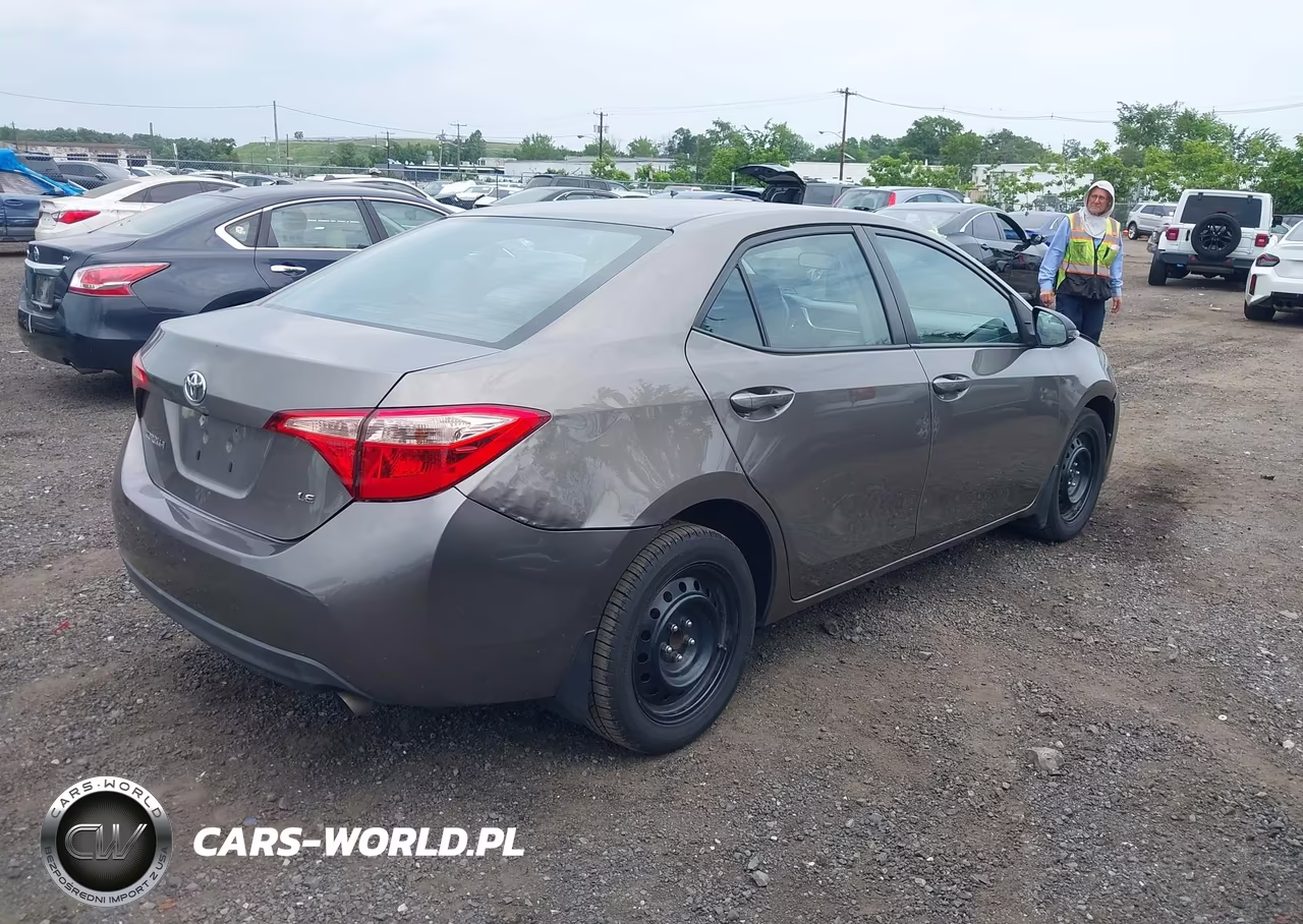 2018 Toyota Corolla Le VIN:2T1BURHE7JC965494 - 4