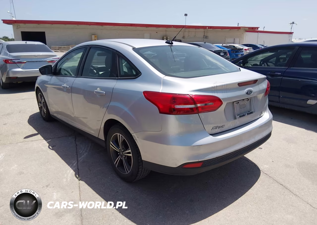 2018 Ford Focus Se VIN:1FADP3FE8JL221241 - 3