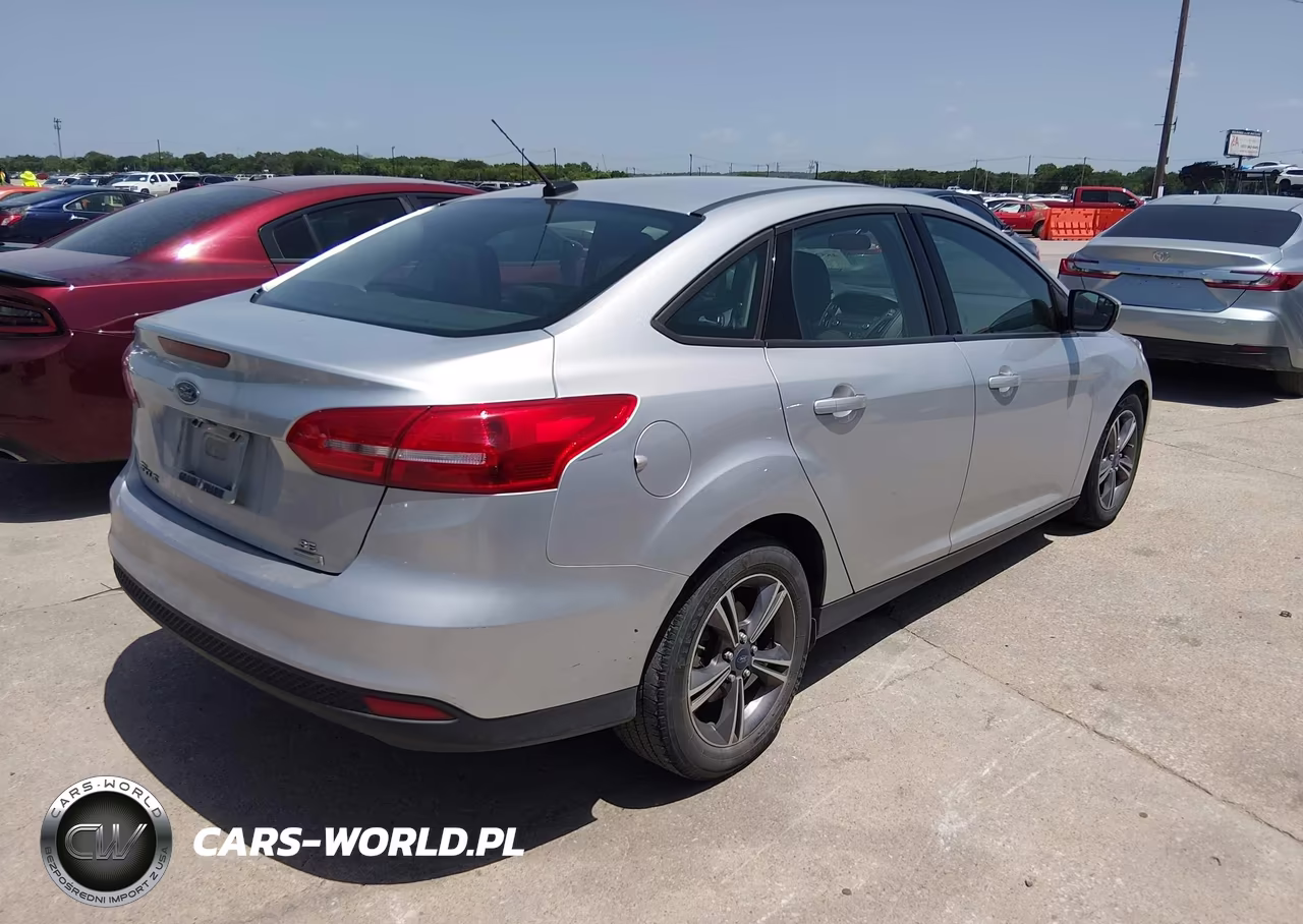 2018 Ford Focus Se VIN:1FADP3FE8JL221241 - 4