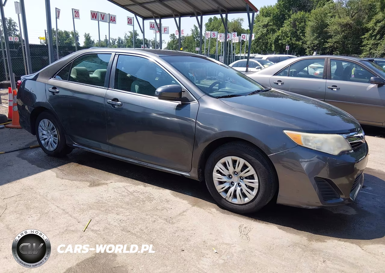 2014 Toyota Camry Le – zdjęcie 1 z 16