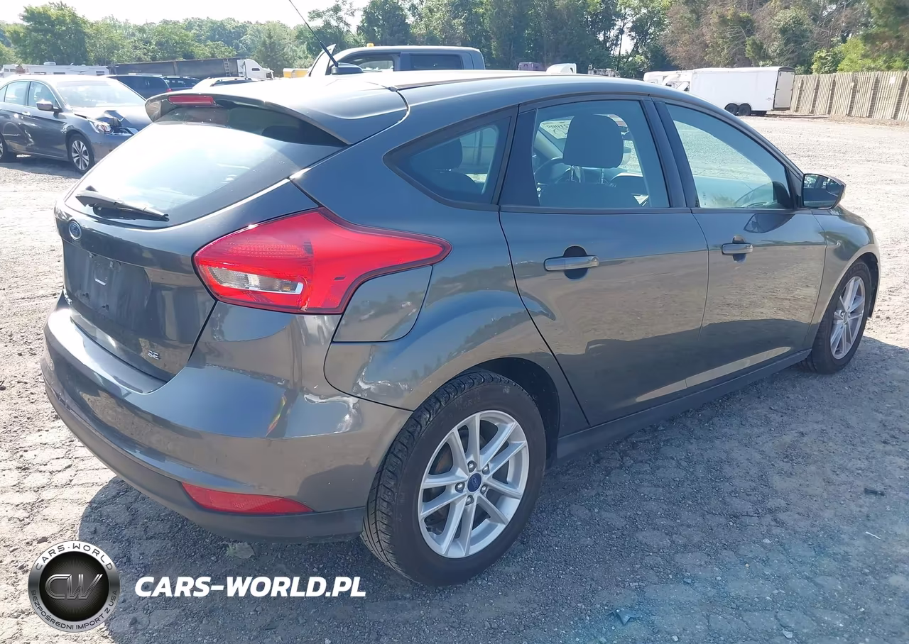 2017 Ford Focus Se VIN:1FADP3K28HL271868 - 4