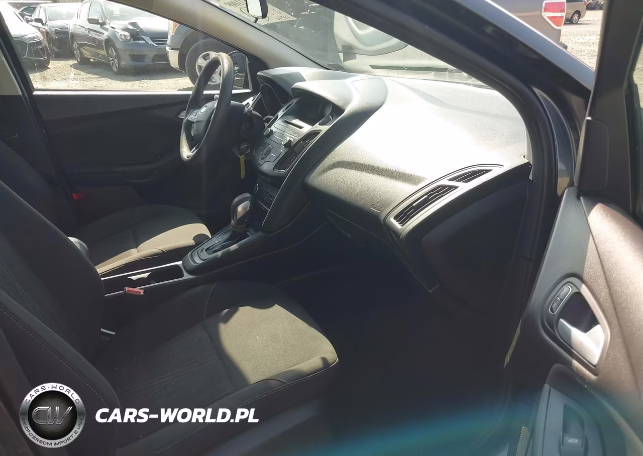 2017 Ford Focus Se VIN:1FADP3K28HL271868 - 5