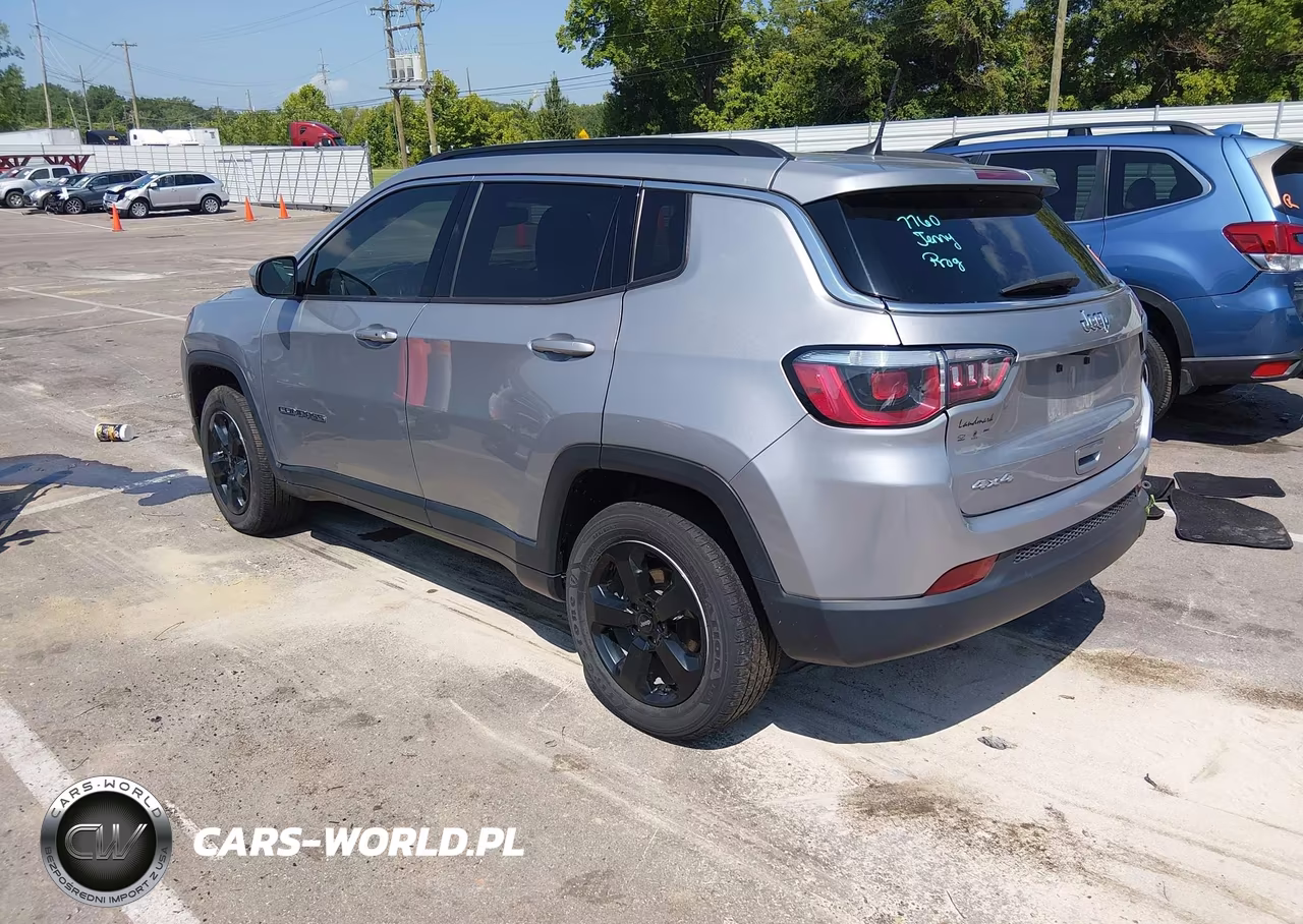 2019 Jeep Compass Latitude 4X4 VIN:3C4NJDBB3KT596784 - 3