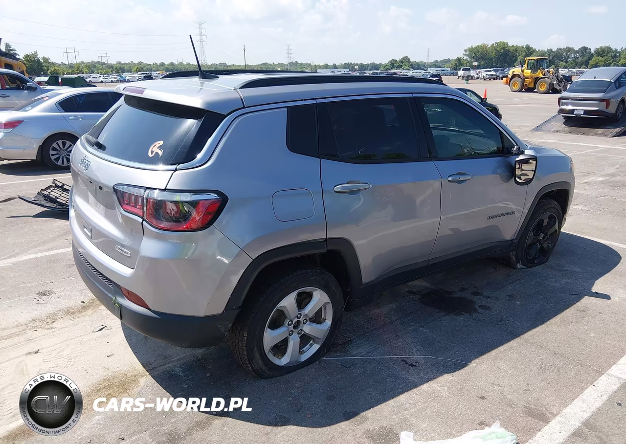 2019 Jeep Compass Latitude 4X4 VIN:3C4NJDBB3KT596784 - 4
