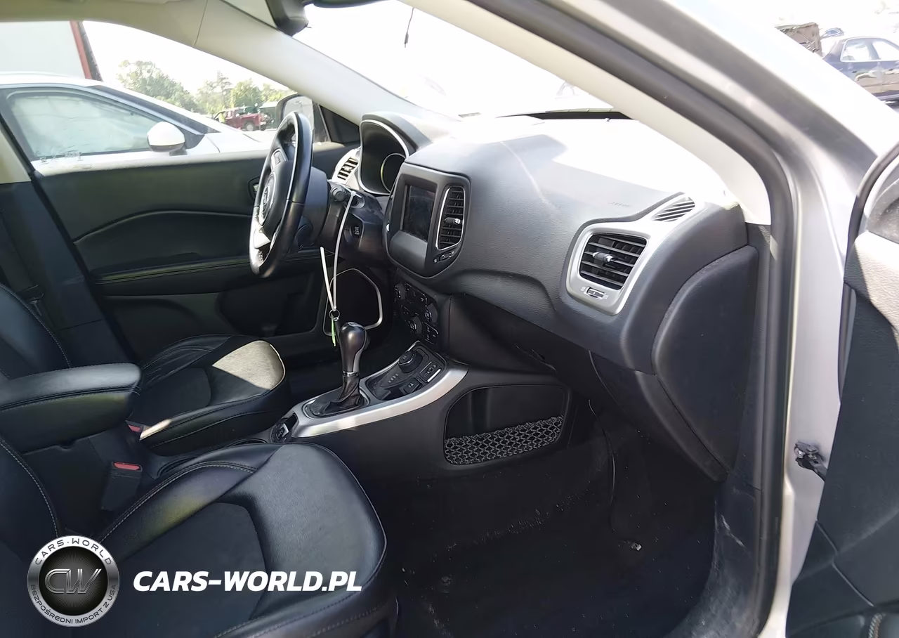 2019 Jeep Compass Latitude 4X4 VIN:3C4NJDBB3KT596784 - 5