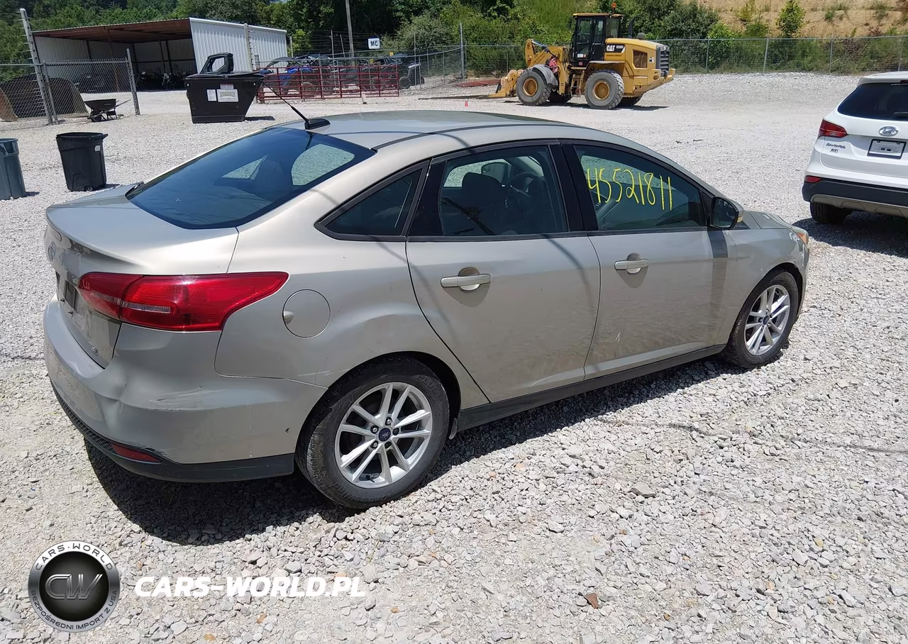 2015 Ford Focus Se VIN:1FADP3F22FL307772 - 4