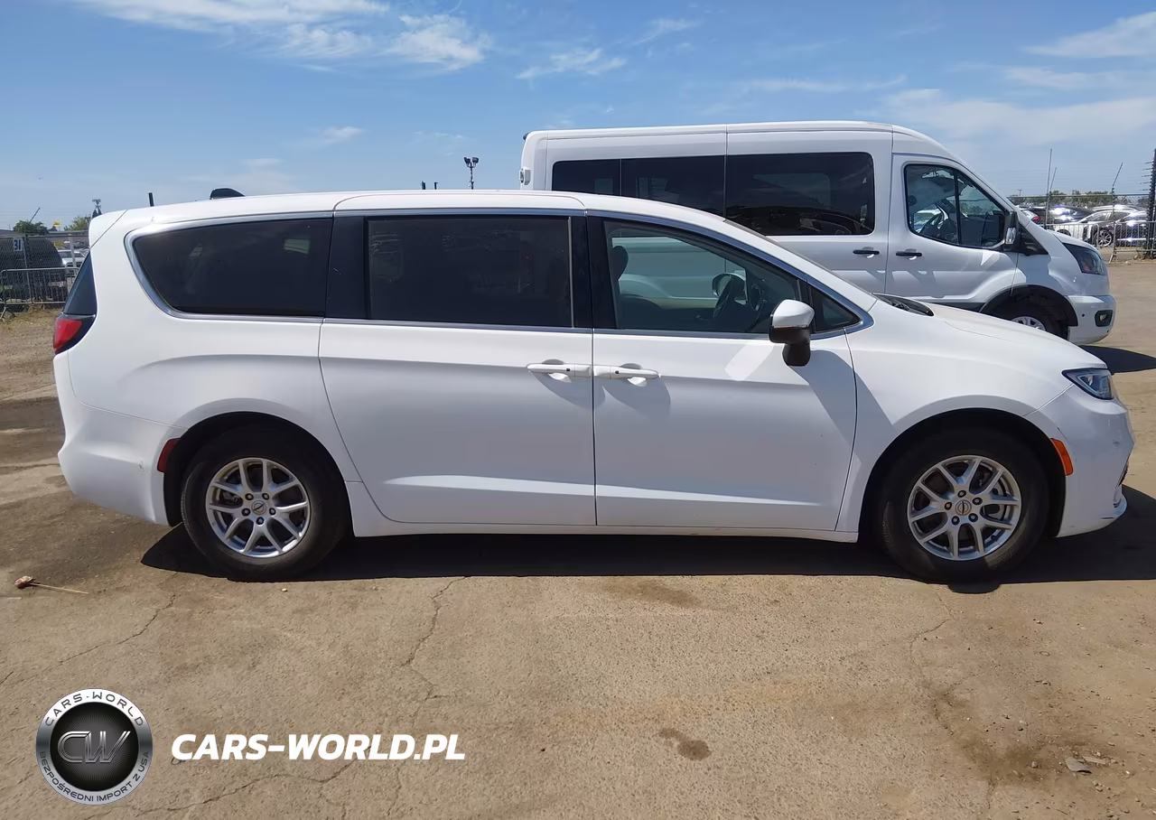 2023 Chrysler Pacifica Touring L VIN:2C4RC1BGXPR571879 - 13