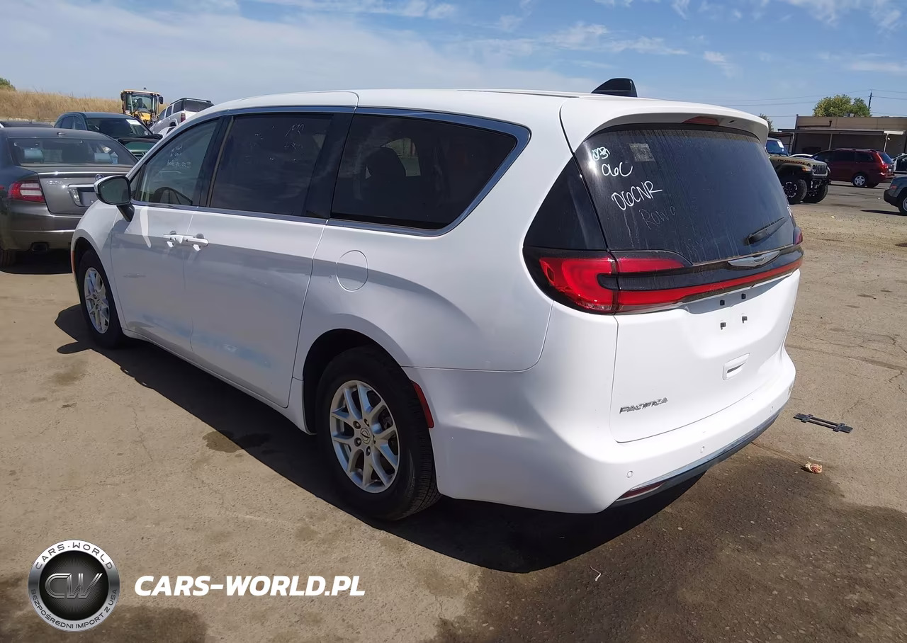 2023 Chrysler Pacifica Touring L VIN:2C4RC1BGXPR571879 - 3