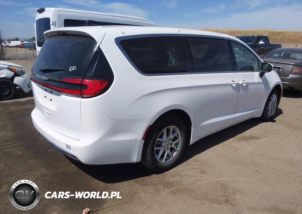 2023 Chrysler Pacifica Touring L VIN:2C4RC1BGXPR571879 - 4