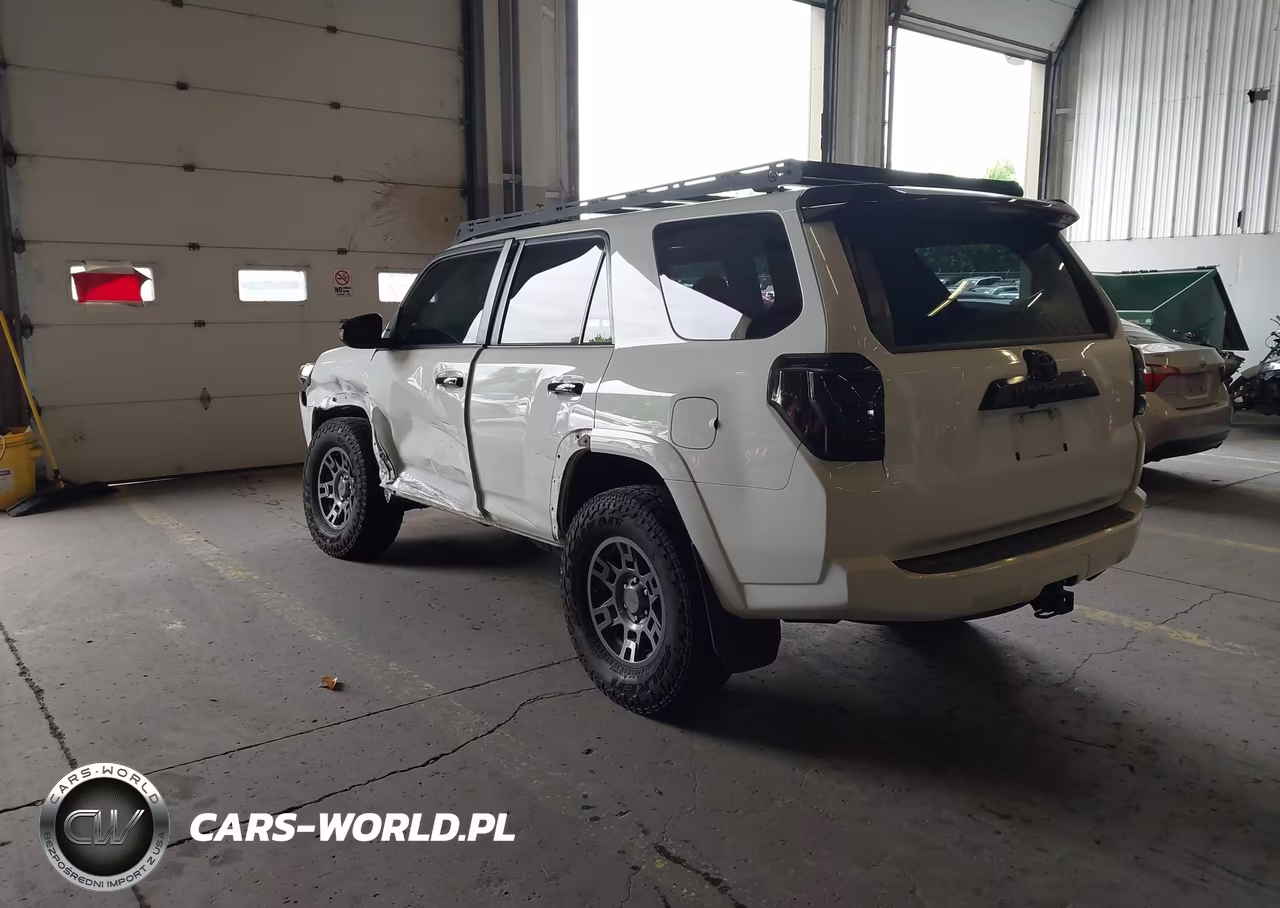 2020 Toyota 4Runner Venture Edition VIN:JTEBU5JR0L5831122 - 3