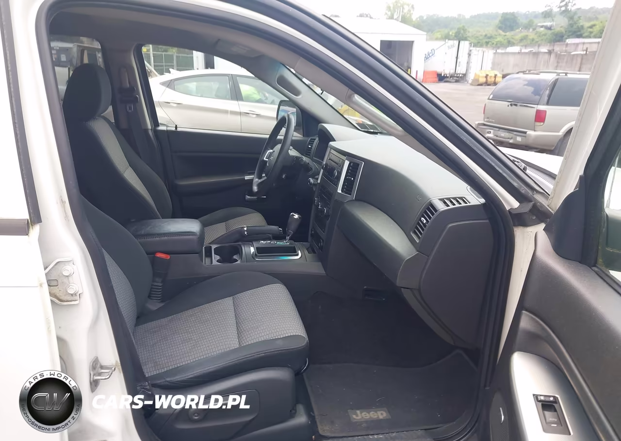 2009 Jeep Grand Cherokee Laredo VIN:1J8GR48K19C536915 - 5