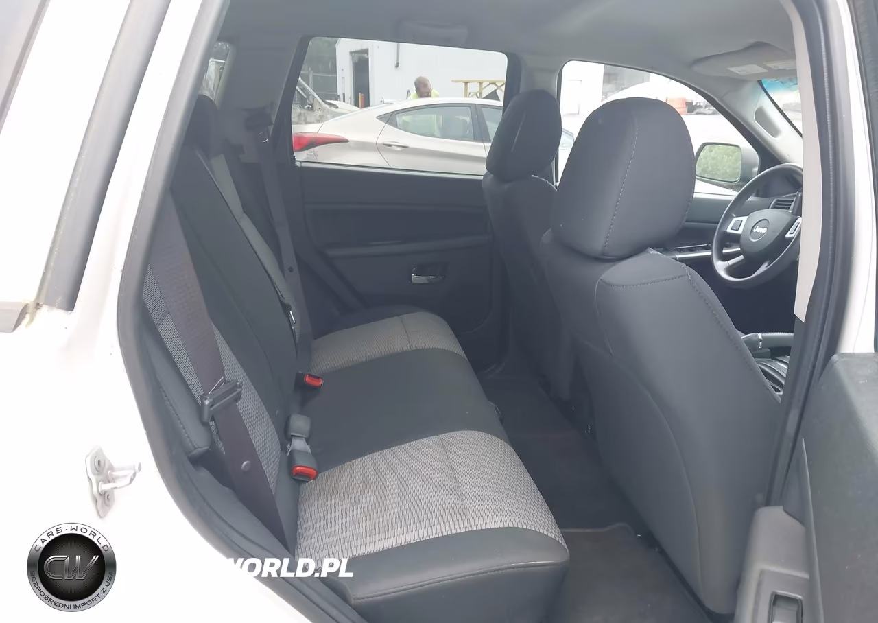 2009 Jeep Grand Cherokee Laredo VIN:1J8GR48K19C536915 - 8