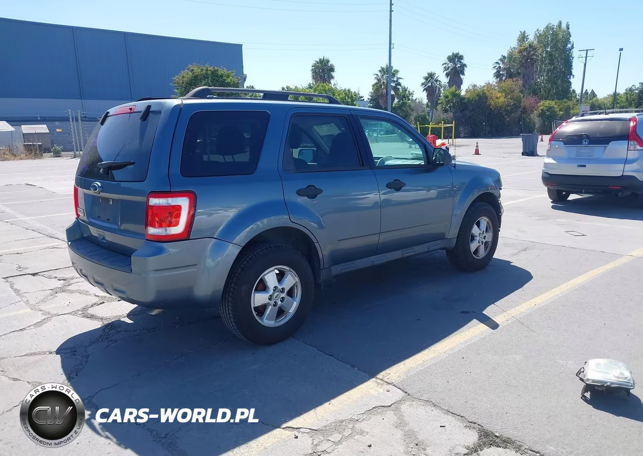 2010 Ford Escape Xlt VIN:1FMCU0D7XAKB00889 - 4