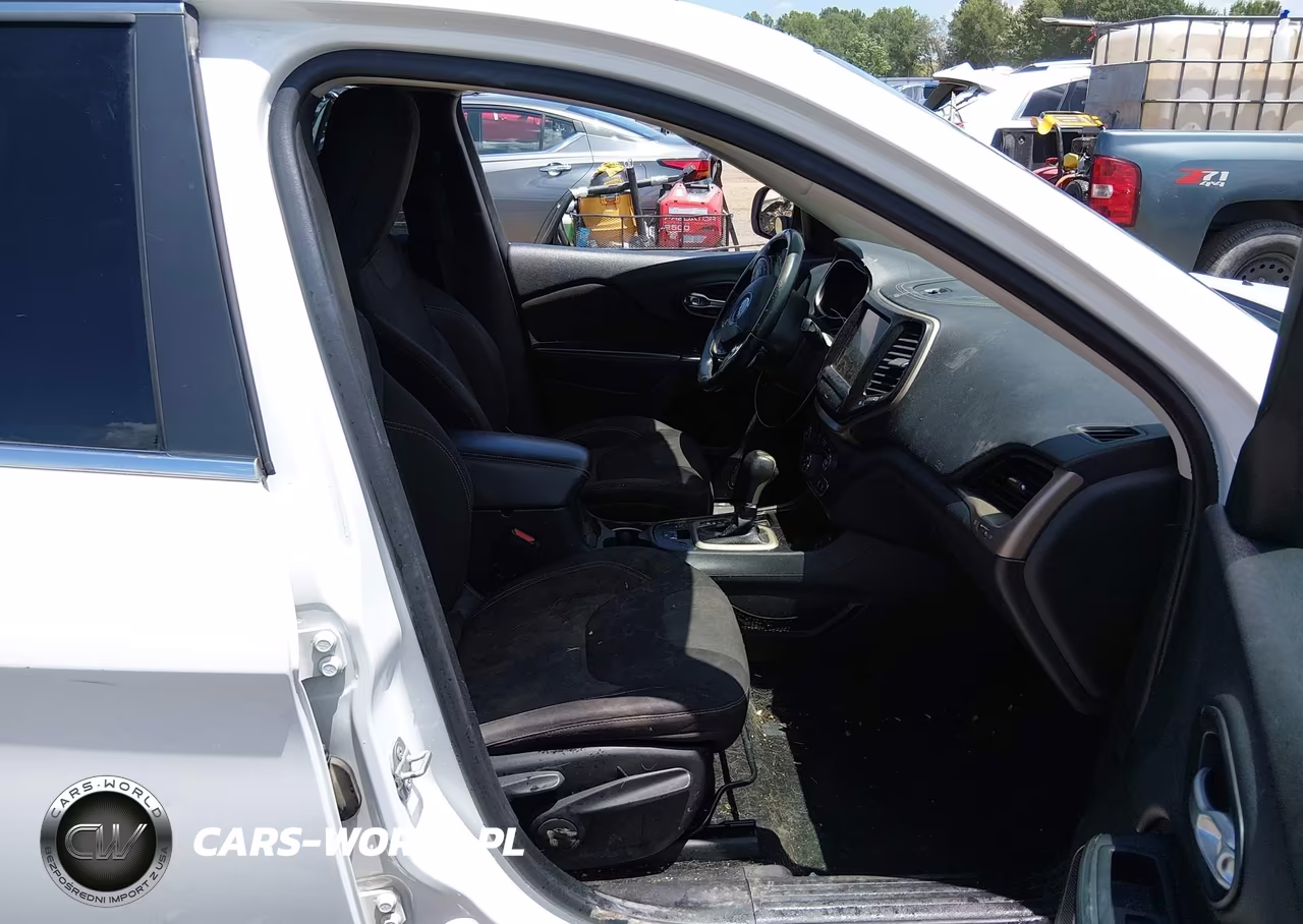 2015 Jeep Cherokee Latitude VIN:1C4PJLCS0FW730491 - 5