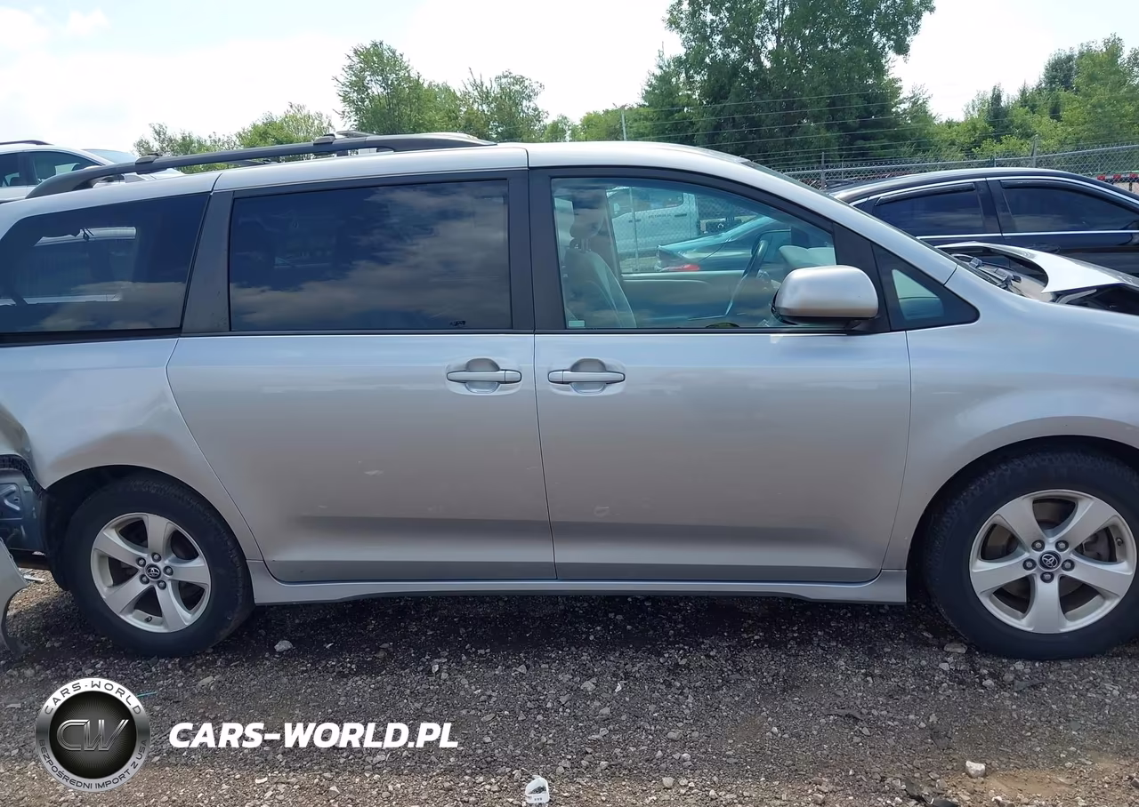 2018 Toyota Sienna Le 8 Passenger VIN:5TDKZ3DCXJS927512 - 13