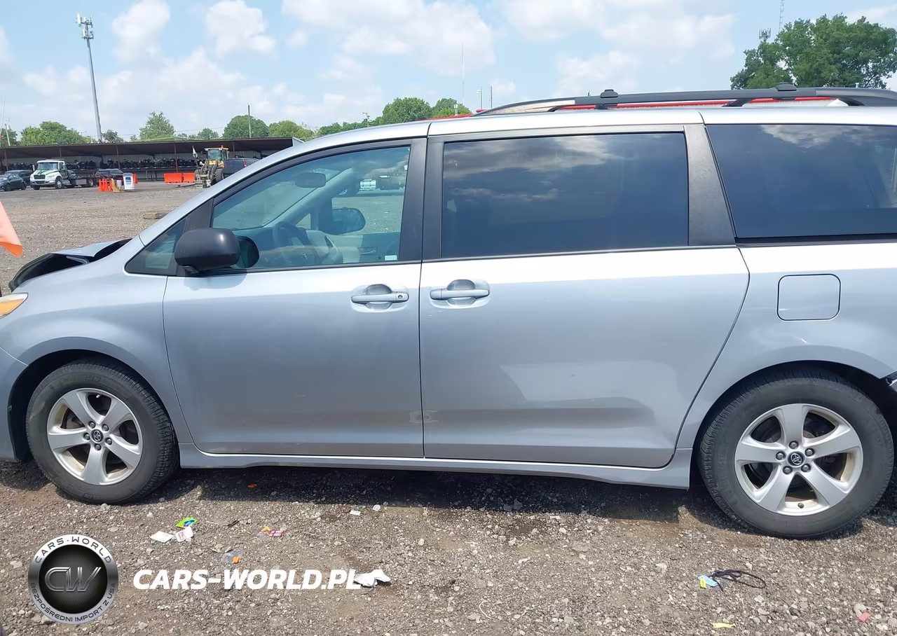 2018 Toyota Sienna Le 8 Passenger VIN:5TDKZ3DCXJS927512 - 14