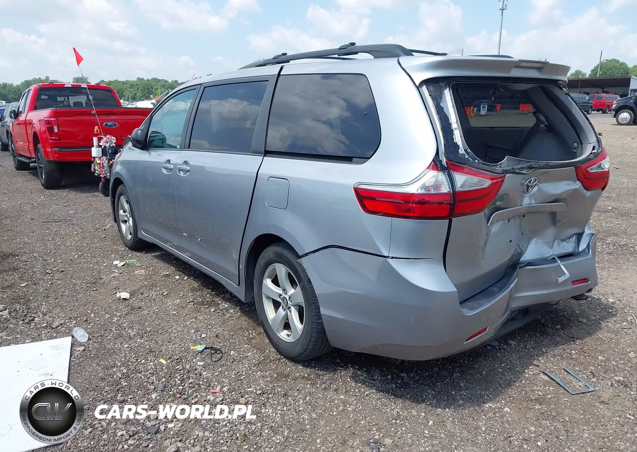 2018 Toyota Sienna Le 8 Passenger VIN:5TDKZ3DCXJS927512 - 3