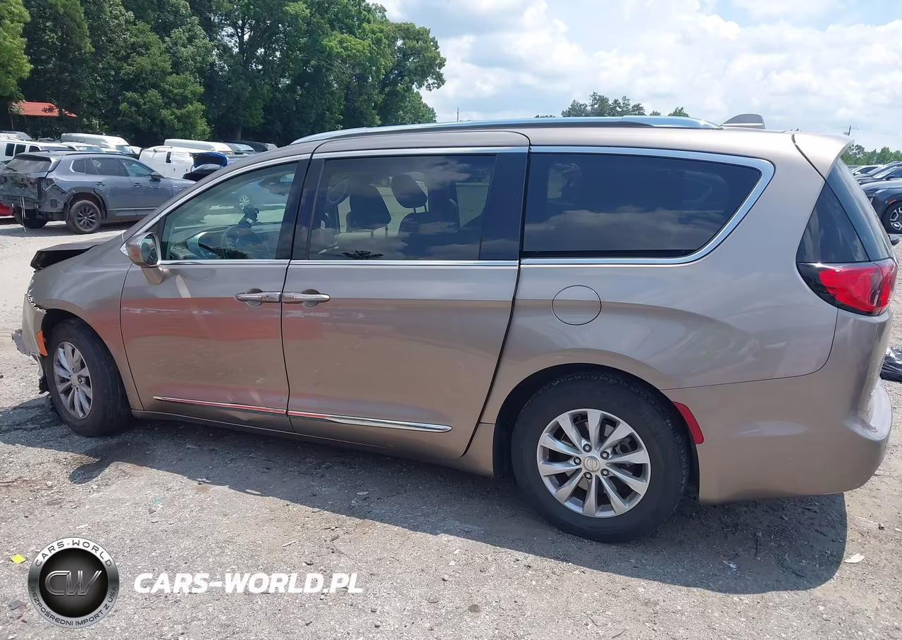 2018 Chrysler Pacifica Touring L VIN:2C4RC1BG3JR115083 - 14