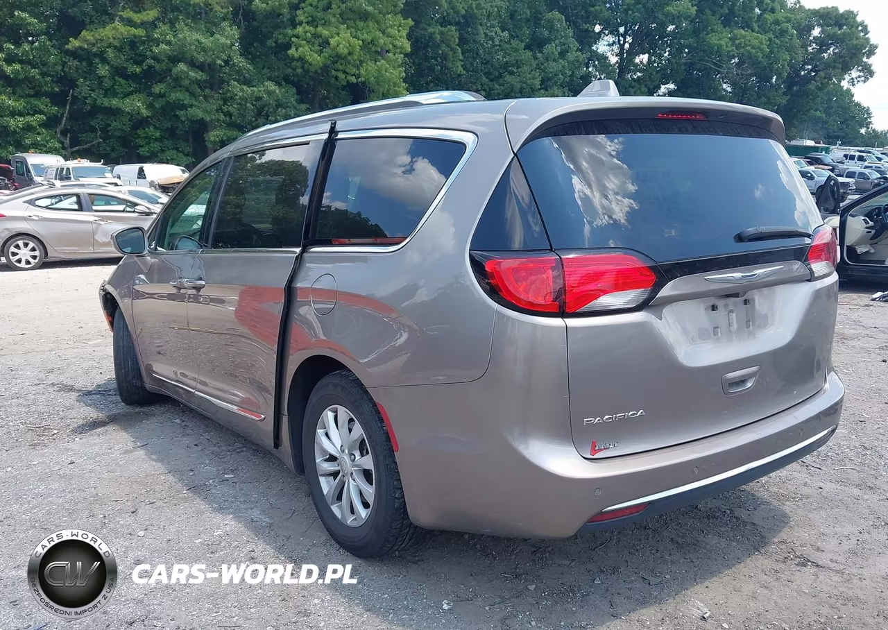 2018 Chrysler Pacifica Touring L VIN:2C4RC1BG3JR115083 - 19